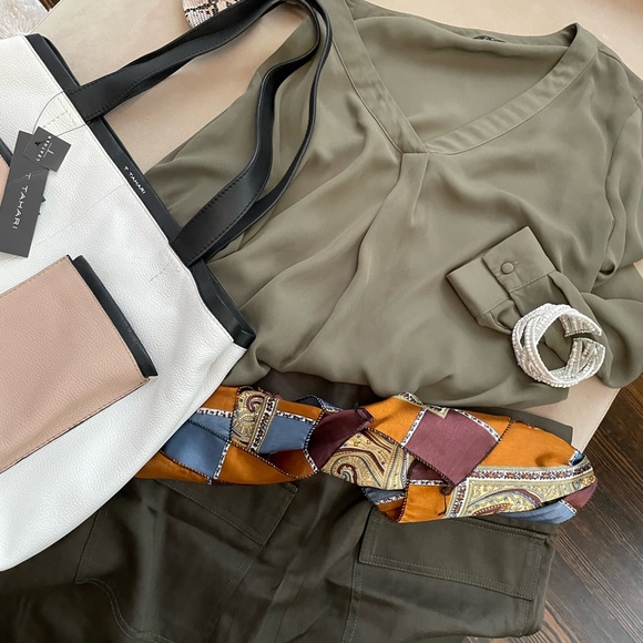 T Tahari handbag/tote - Picture 3 of 12